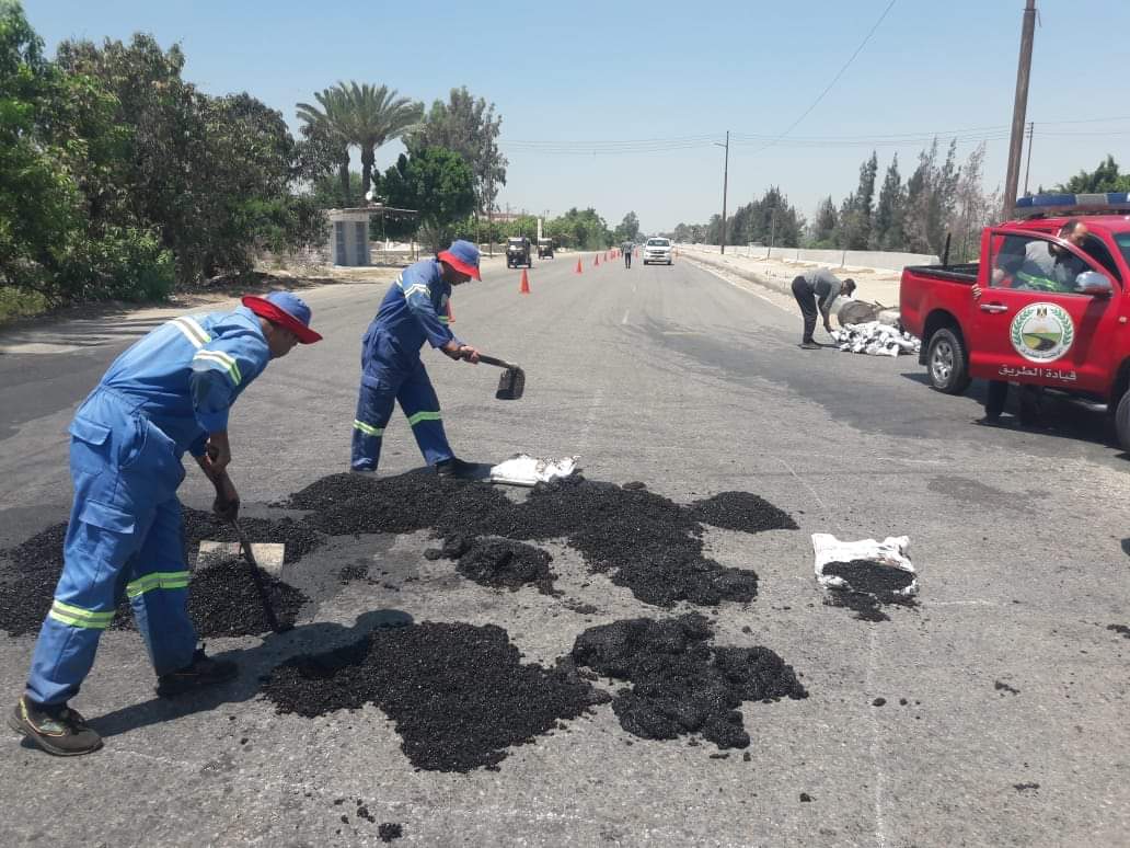 إصلاح هبوط أرضى على طريق الإسماعيلية (2)