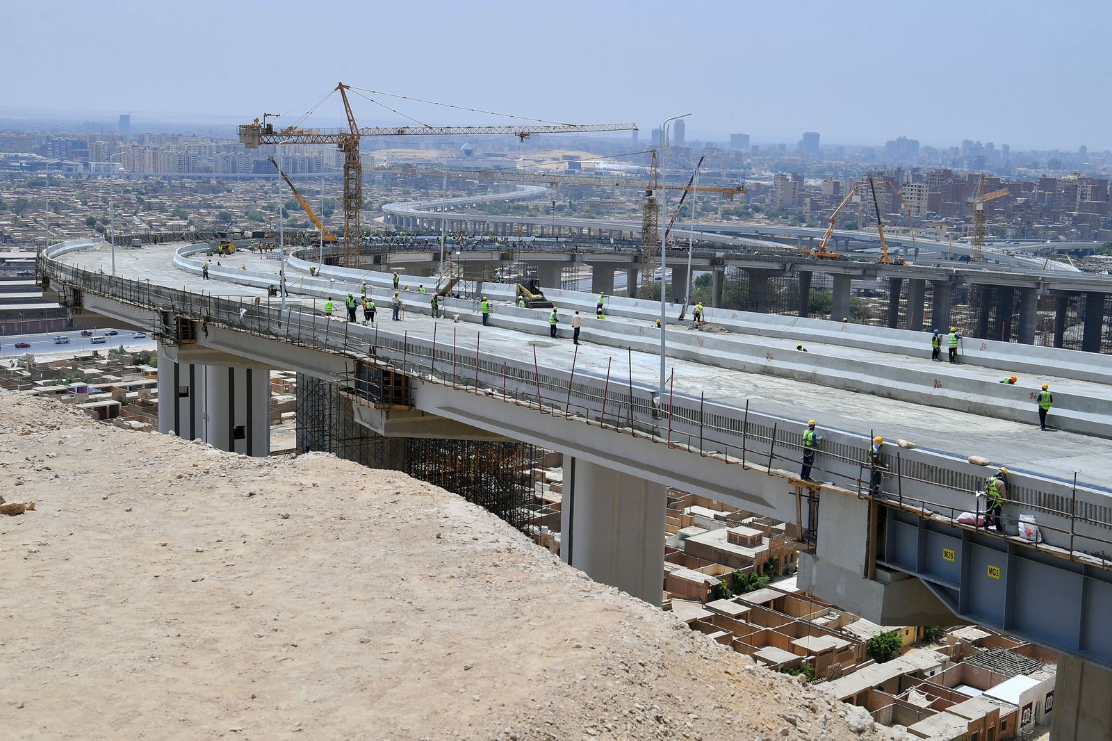 الرئيس السيسي يتفقد أعمال تطوير عدد من الطرق والمحاور بالقاهرة الكبرى (6)