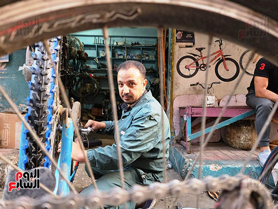 علاء-الشقيرى-30-سنة-فى-خدمة-دراجات-الأقصر