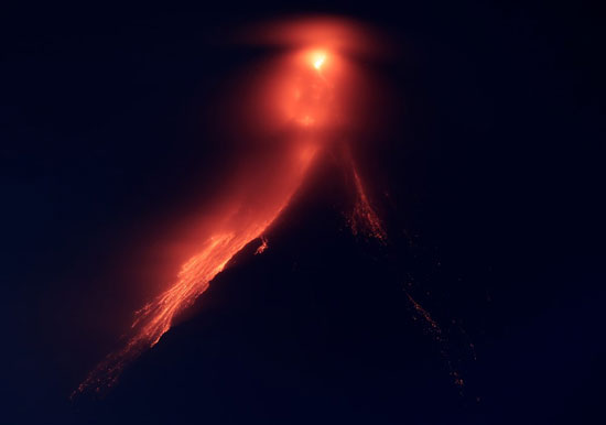 ينفث بركان مايون الرماد والحمم البركانية (2)