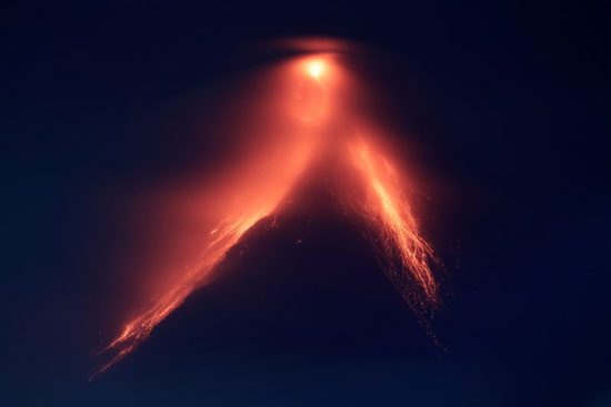 ينفث بركان مايون الرماد والحمم البركانية (1)