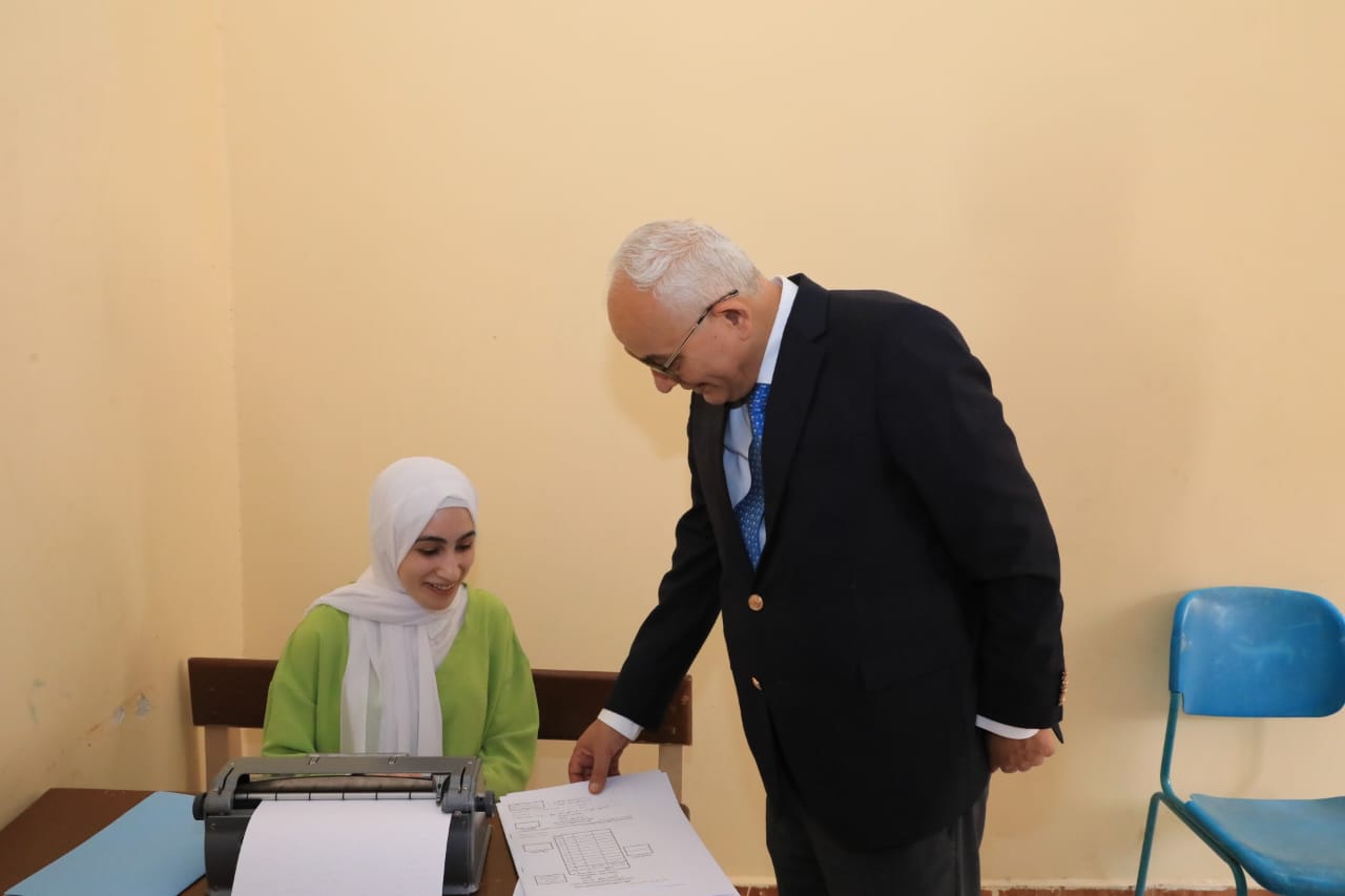 وزير التعليم يتفقد سير امتحان اللغة العربية للثانوية العامة بمدرسة النور للمكفوفين (3)