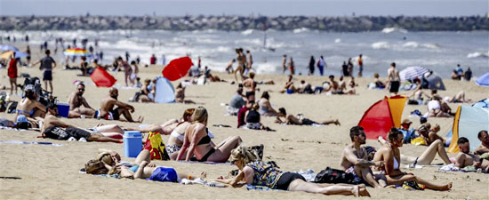 ازدحام شاطى زاندفورت الهولندى بسبب ارتفاع درجات الحراره  (1)