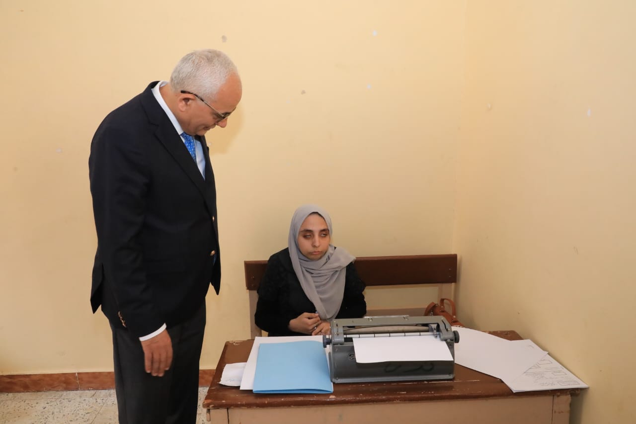 وزير التعليم يتفقد سير امتحان اللغة العربية للثانوية العامة بمدرسة النور للمكفوفين (5)