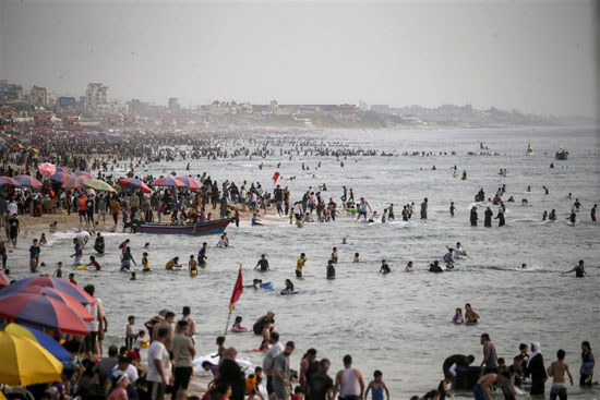 زحام شديد على شواطى مدينه غزة  (3)