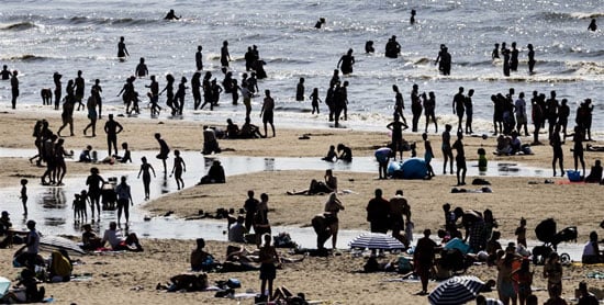 ازدحام شاطى زاندفورت الهولندى بسبب ارتفاع درجات الحراره  (3)