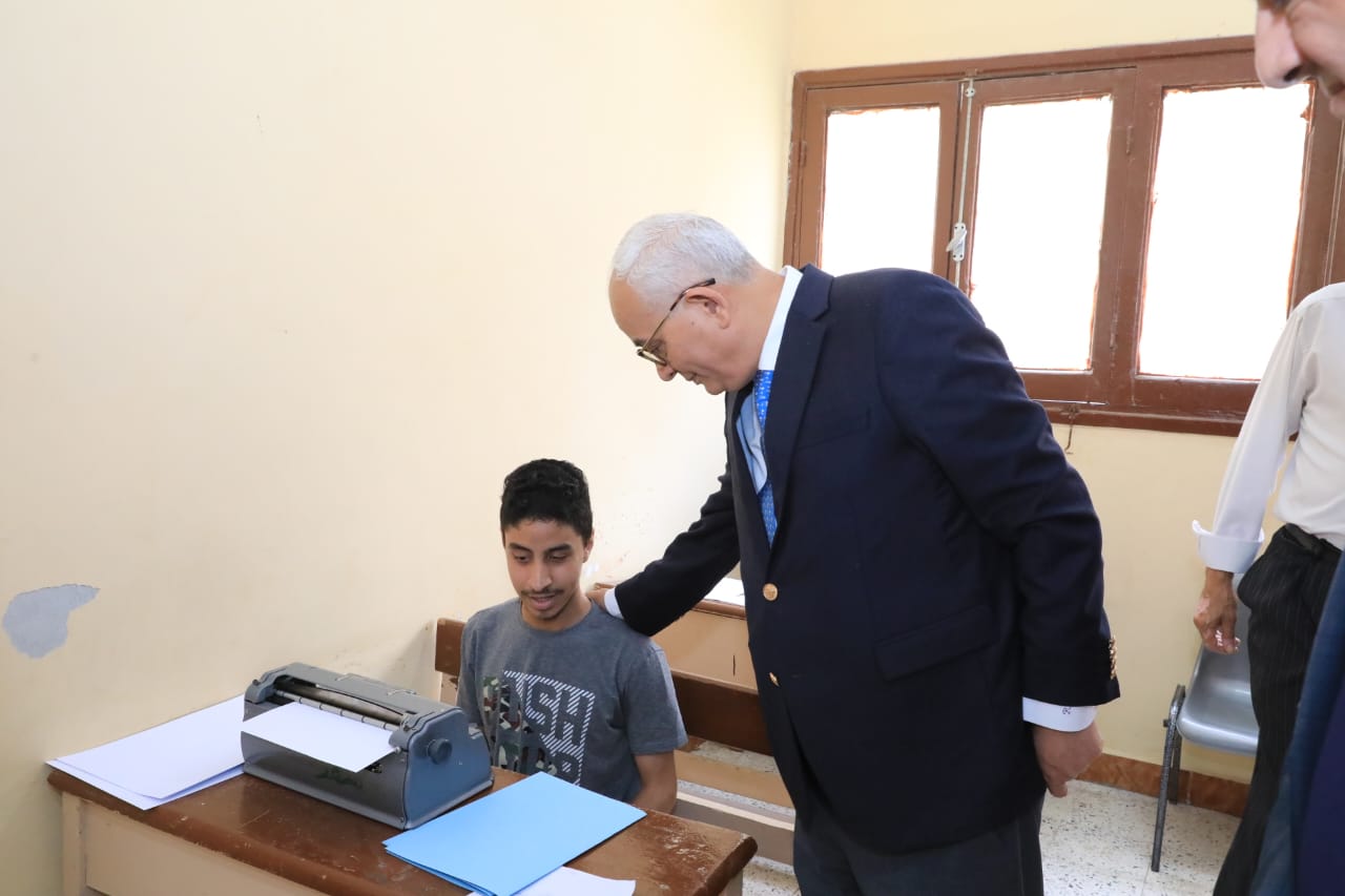 وزير التعليم يتفقد سير امتحان اللغة العربية للثانوية العامة بمدرسة النور للمكفوفين (2)