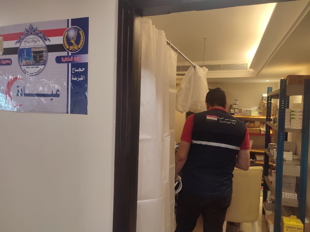 تقديم خدمات الكشف الطبي وصرف العلاج لـلحجاج (2)