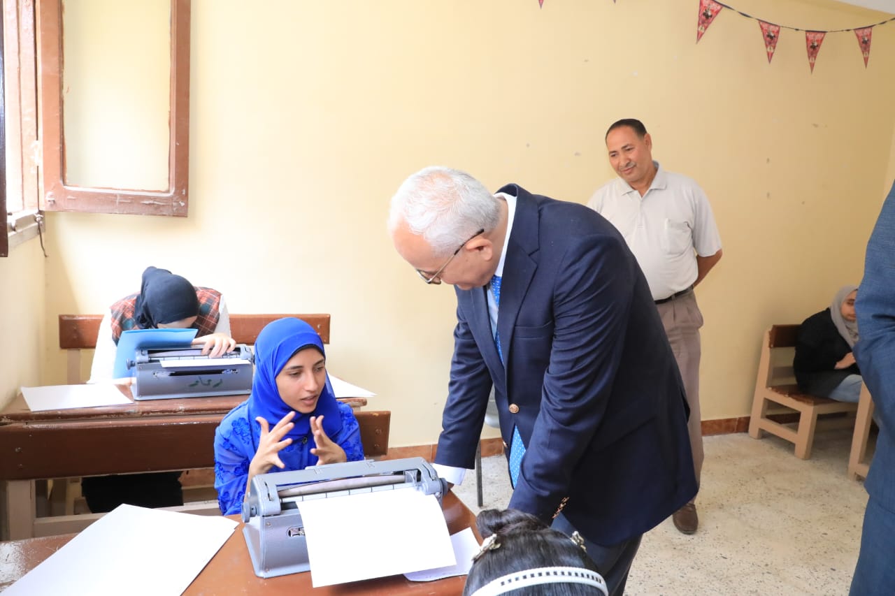 وزير التعليم يتفقد سير امتحان اللغة العربية للثانوية العامة بمدرسة النور للمكفوفين (6)