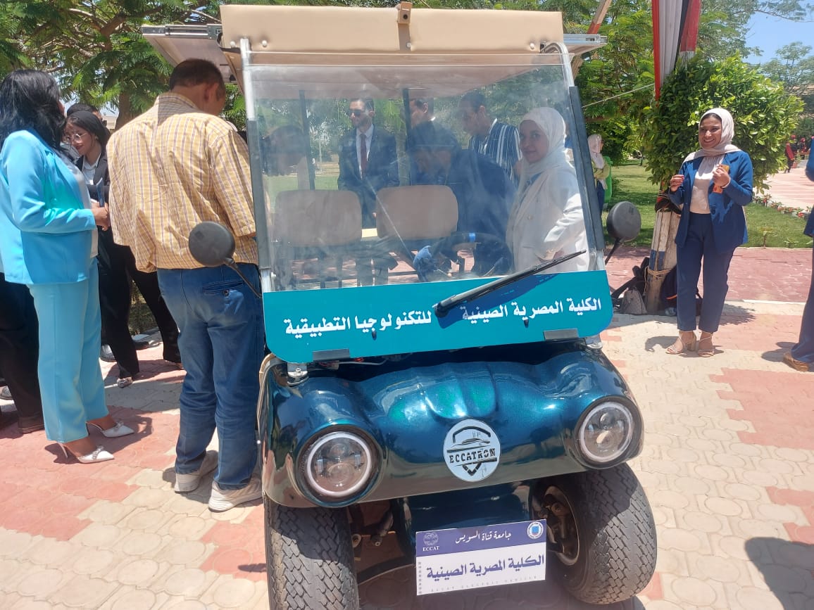 وزير التعليم العالى ورئيس جامعة القناة يشاهدان أول سيارة صديقة للبيئة  (2)
