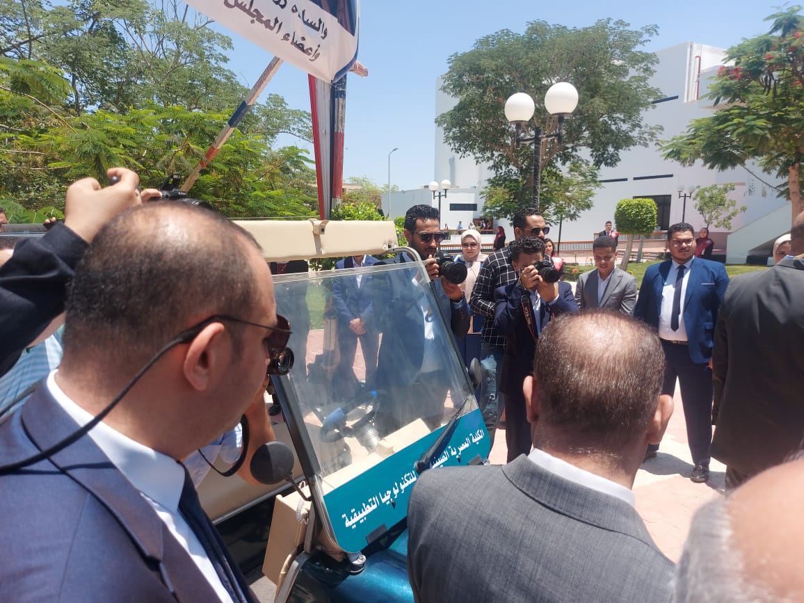 وزير التعليم العالى ورئيس جامعة القناة يشاهدان أول سيارة صديقة للبيئة  (8)