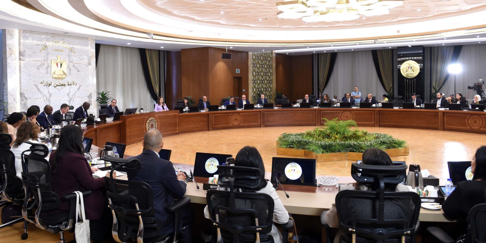 رئيس الوزراء يجتمع مع العضو المنتدب لمؤسسة التمويل الدولية (2)