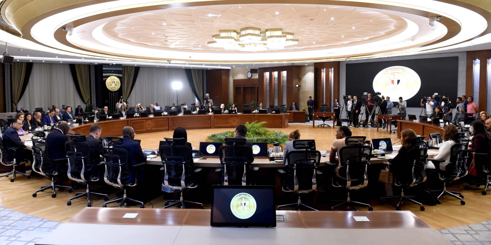 رئيس الوزراء يجتمع مع العضو المنتدب لمؤسسة التمويل الدولية (1)