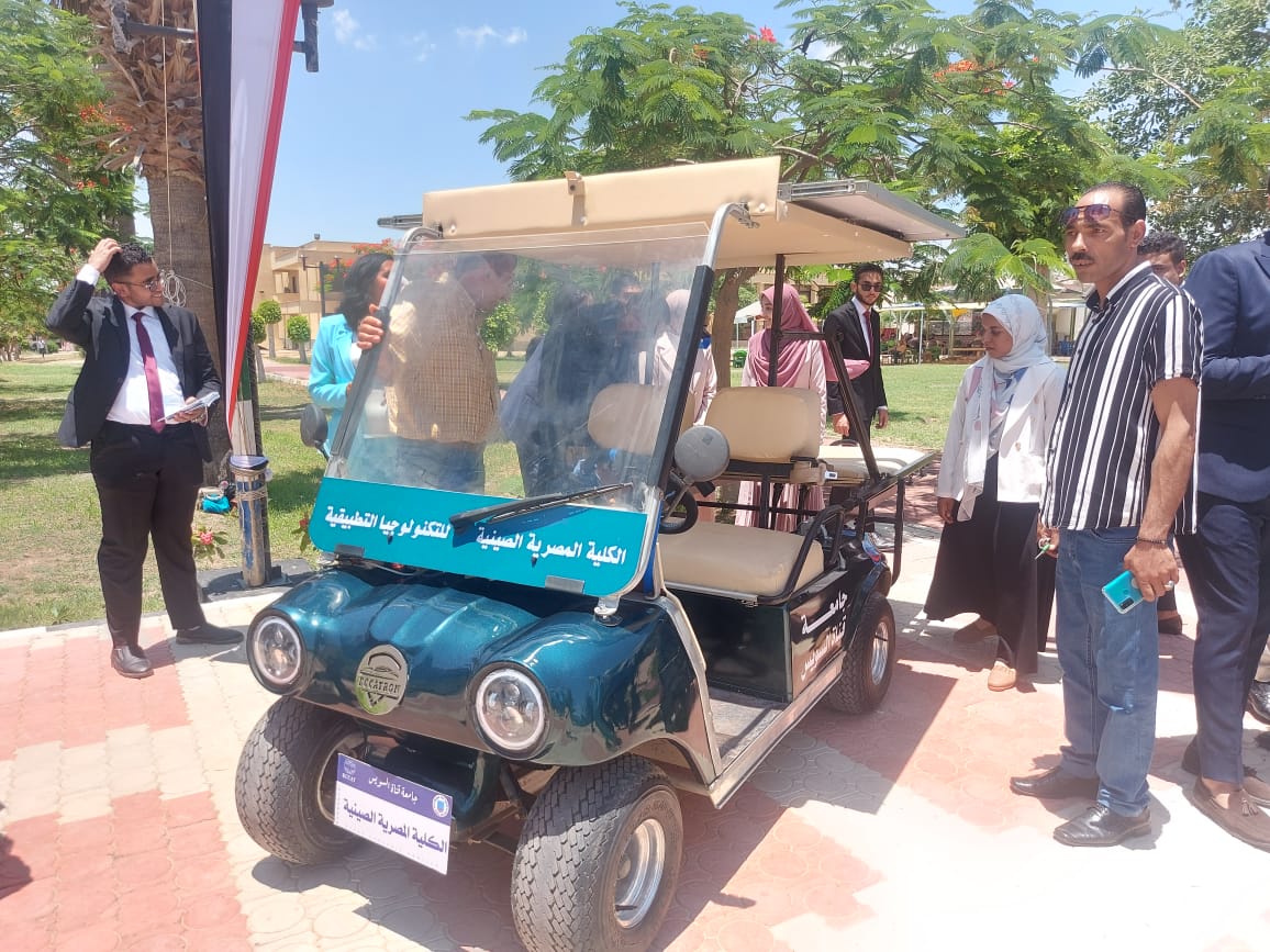 وزير التعليم العالى ورئيس جامعة القناة يشاهدان أول سيارة صديقة للبيئة  (3)