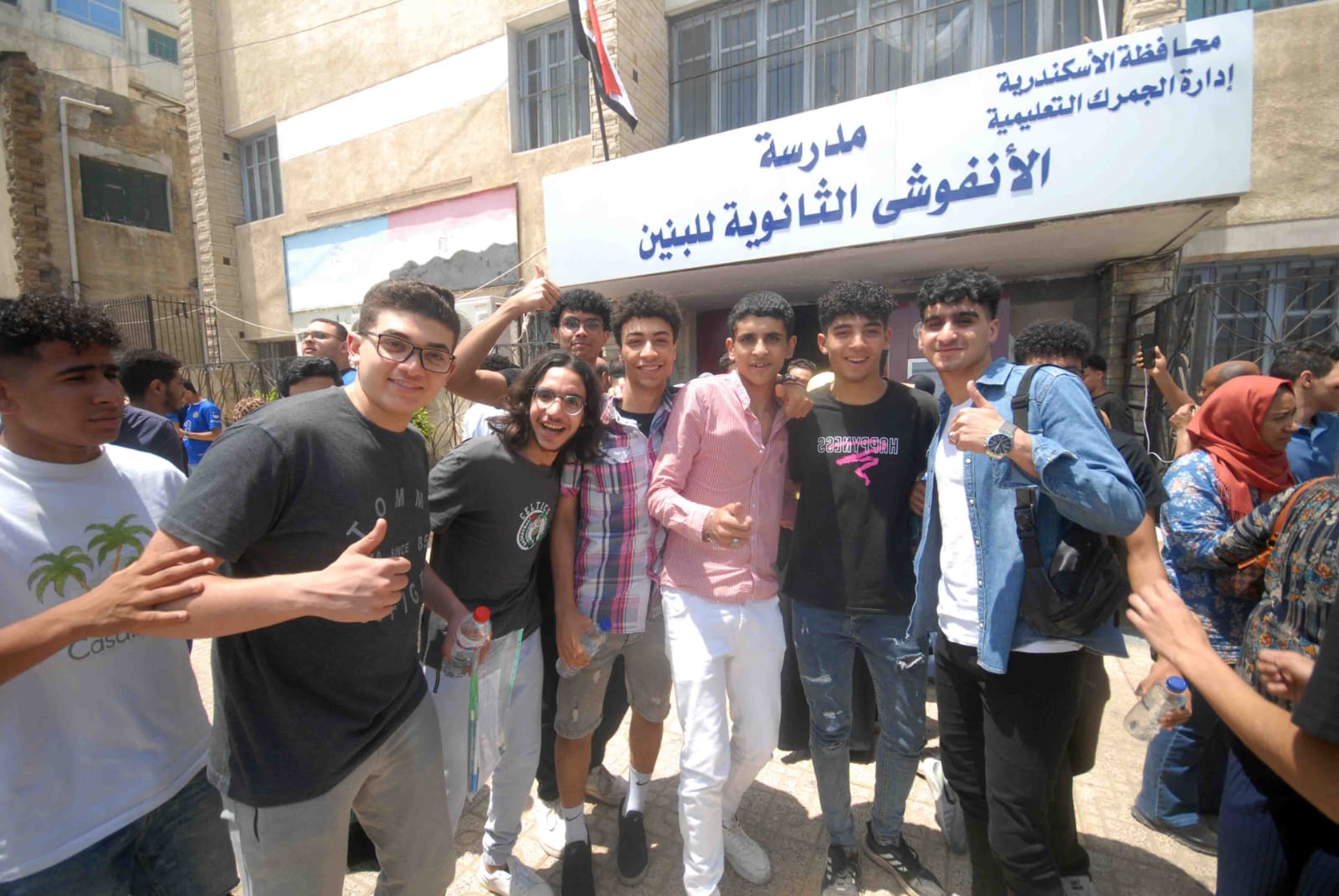 طلاب الثانوية العامة يلتقطون صورة تذكارية عقب امتحان اللغة العربية