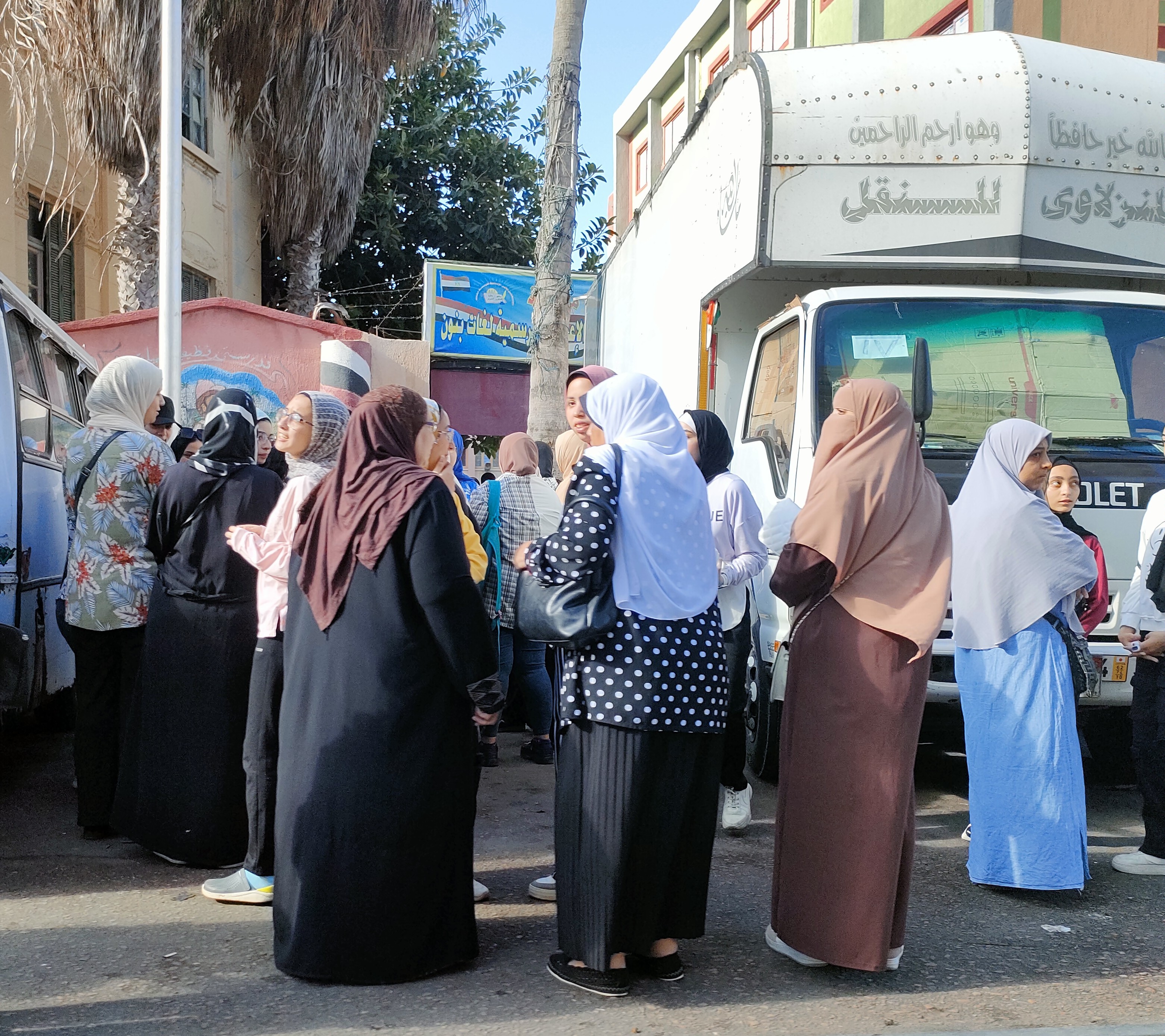 توافد الطلاب وأولياء الأمور أمام لجان الامتحانات بالإسكندرية
