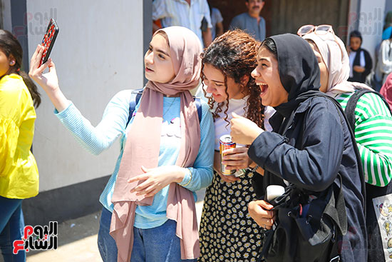 صورة سيلفى للطالبات بعد امتحان اللغة العربية بالثانوية العامة