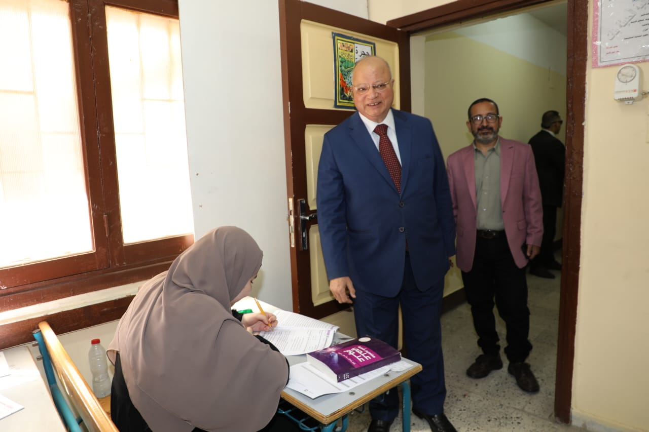 محافظ القاهرة يوجهة بتطهير مقار لجان الثانوية العامة عقب كل امتحان (1)