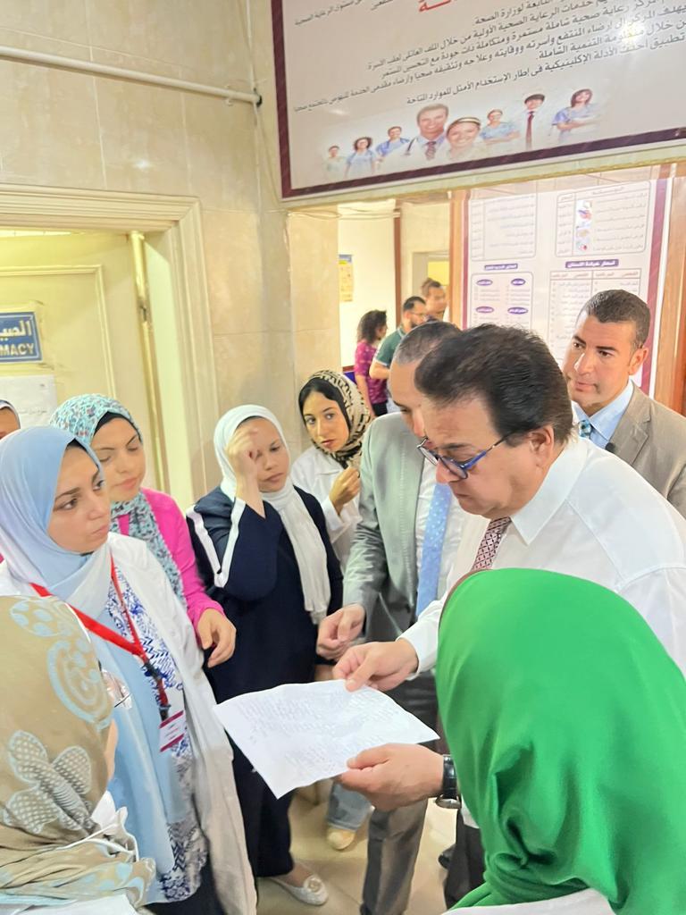 الدكتور خالد عبدالغفار وزير الصحة والسكان، يتفقد مركز صحة الحي السابع مدينة نصر  (2)