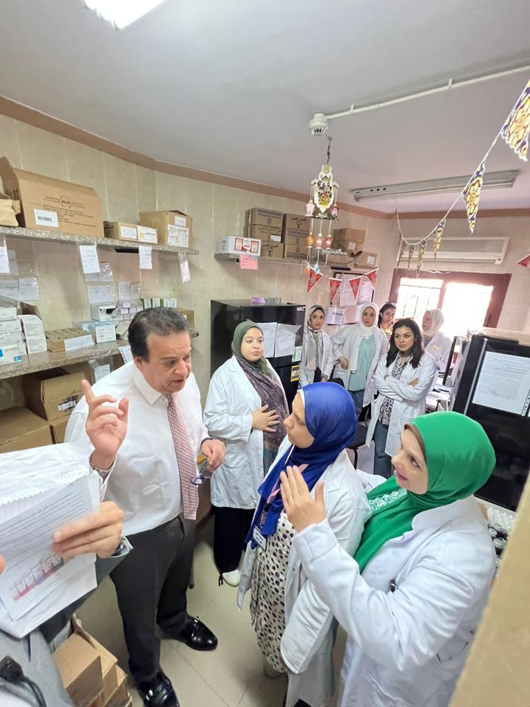 الدكتور خالد عبدالغفار وزير الصحة والسكان، يتفقد مركز صحة الحي السابع مدينة نصر  (3)