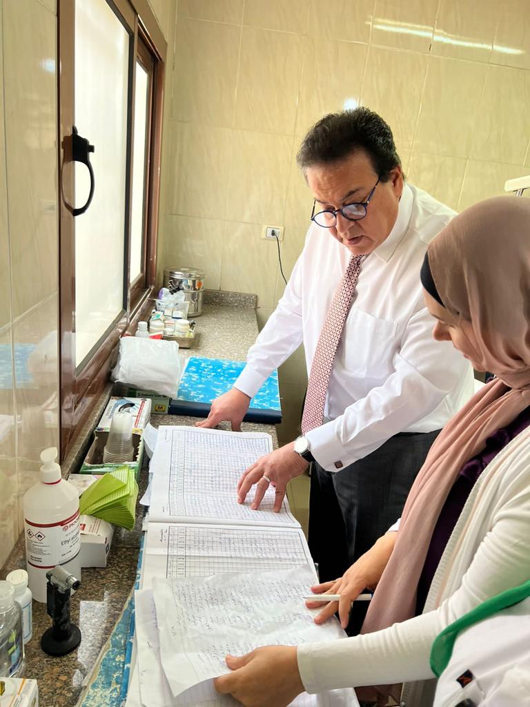 الدكتور خالد عبدالغفار وزير الصحة والسكان، يتفقد مركز صحة الحي السابع مدينة نصر  (8)
