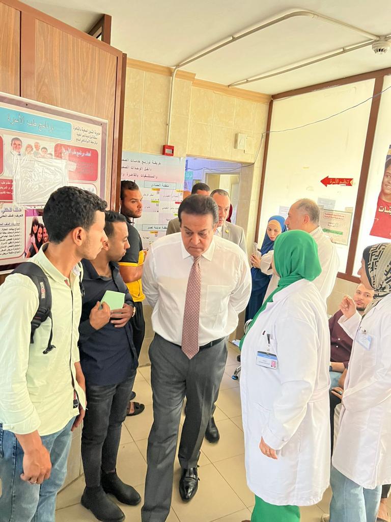 الدكتور خالد عبدالغفار وزير الصحة والسكان، يتفقد مركز صحة الحي السابع مدينة نصر  (1)