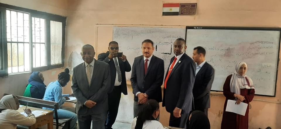 سفير السودان ومدير تعليم الجيزة يتفقدان امتحانات شهادة الأساس السودانية   (5)