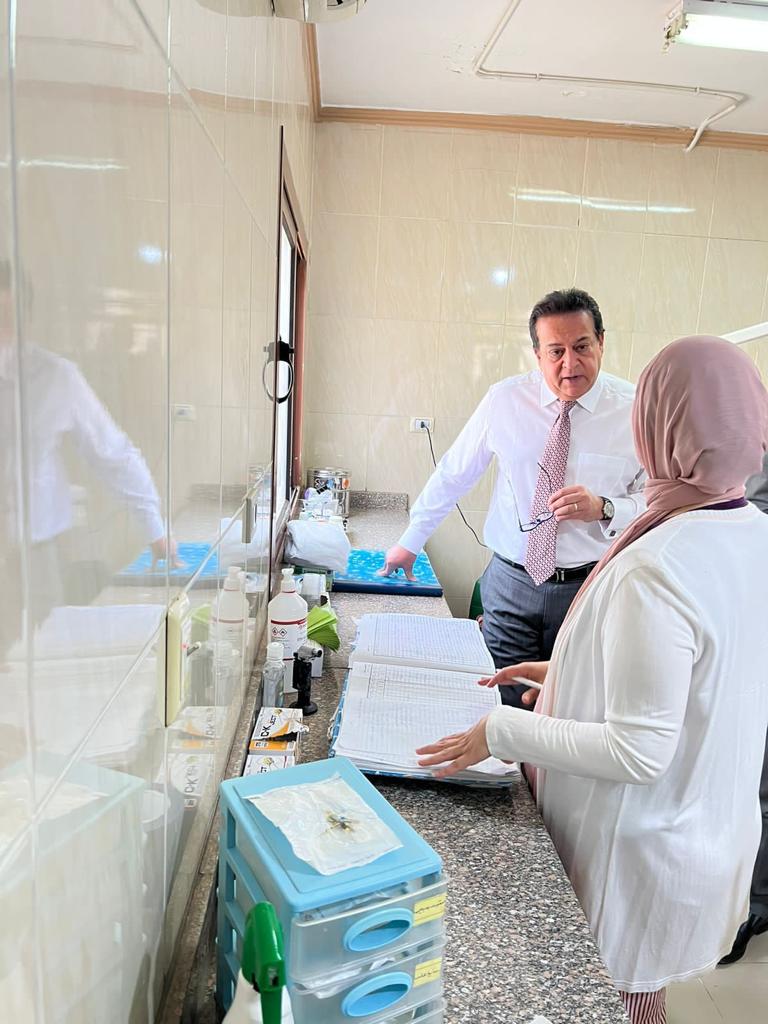 الدكتور خالد عبدالغفار وزير الصحة والسكان، يتفقد مركز صحة الحي السابع مدينة نصر  (5)