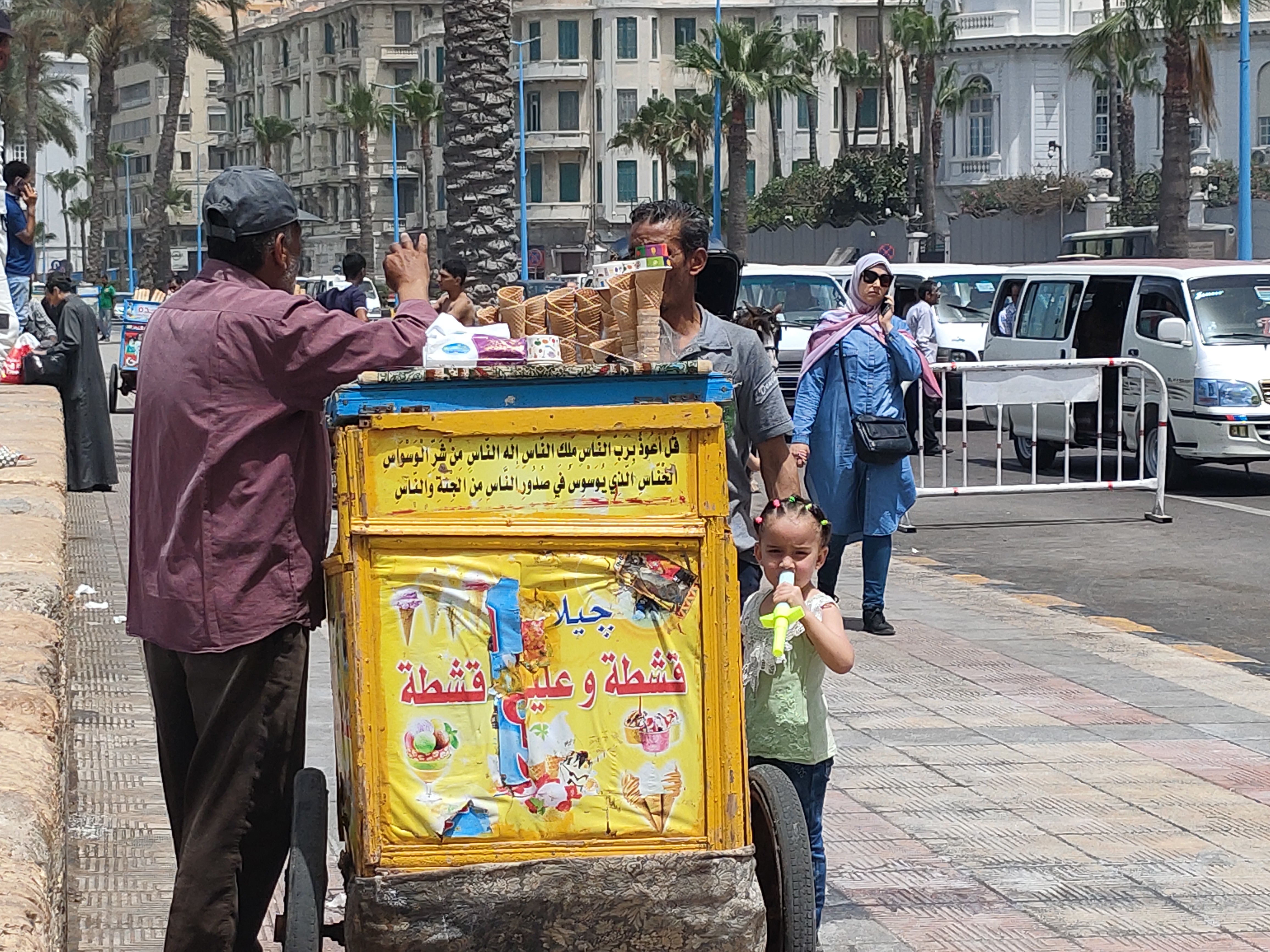 اقبال المواطنين على شراء الايس كريم بالإسكندرية