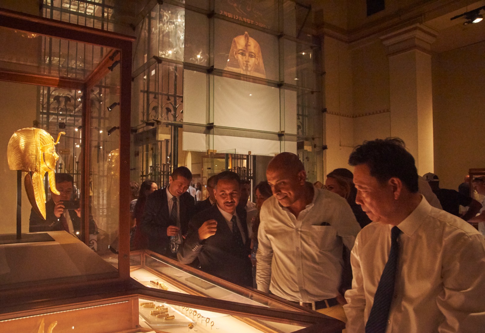 نائب وزير الثقافة الصيني يشاهد المعروضات بالمتحف المصري بالتحرير