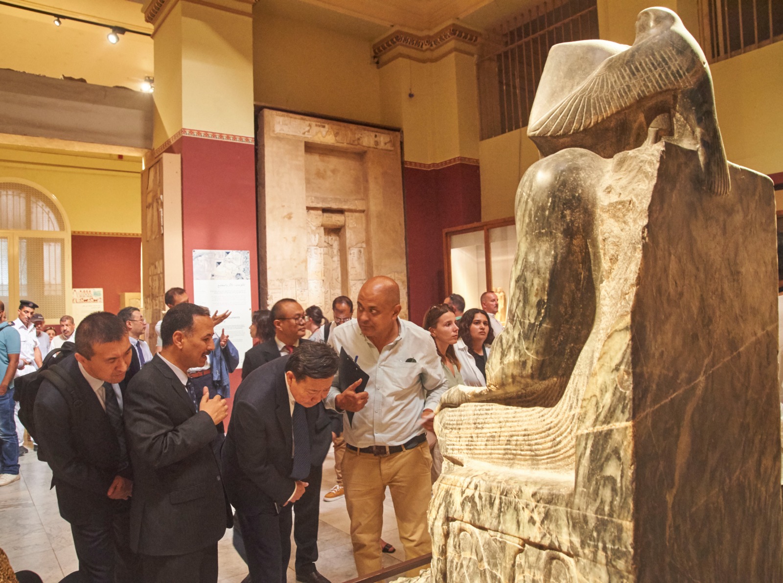نائب وزير السياحة الصيني يشاهد قطعة أثرية بمتحف التحرير