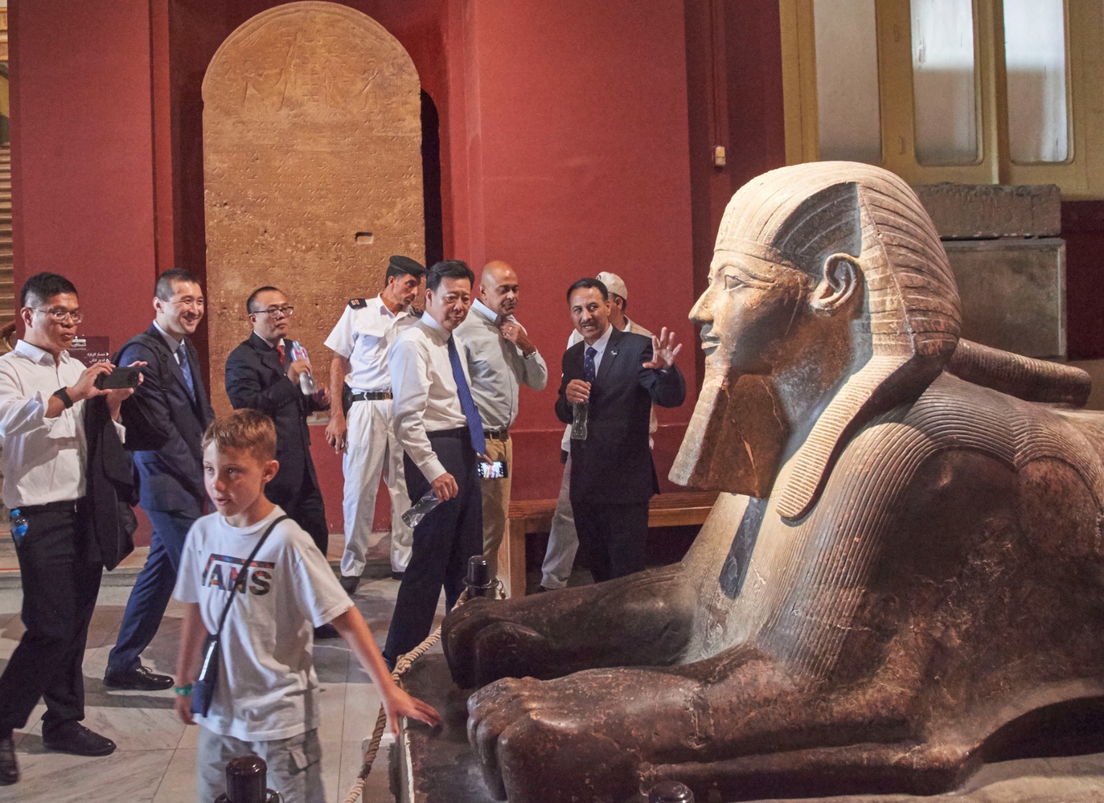 وفد صيني في زيارة المتحف المصري بالتحرير
