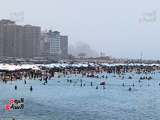 توافد-المواطنين-على-شواطئ-البحر-في-الإسكندرية