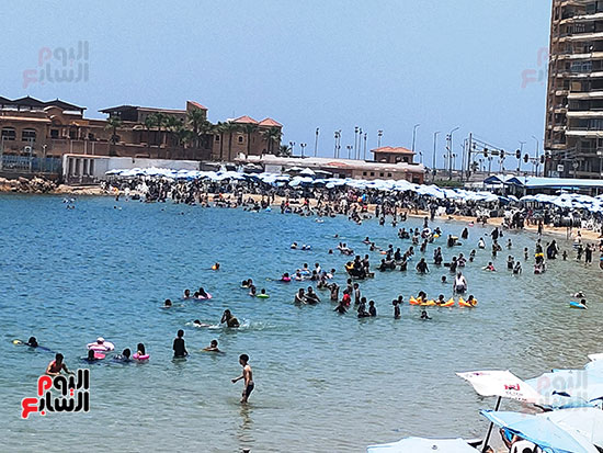 إقبال-علي-شواطئ-الإسكندرية