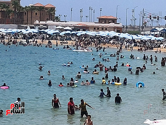 اقبال-المواطنين-على-شواطئ-الإسكندرية
