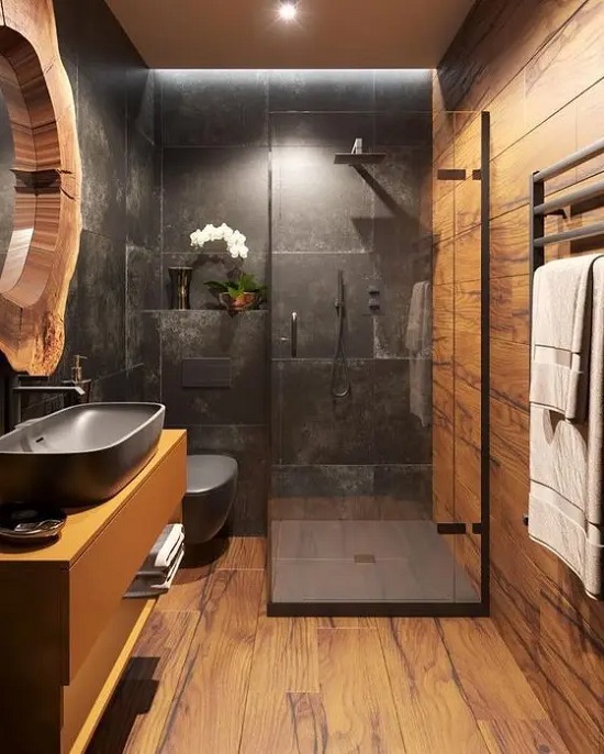 حمام جريء مغطى بمظهر خشبي وبلاط من الحجر الأسود