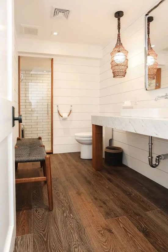 حمام جذاب بجدران خشبية وأرضية من البلاط الخشبي الملون