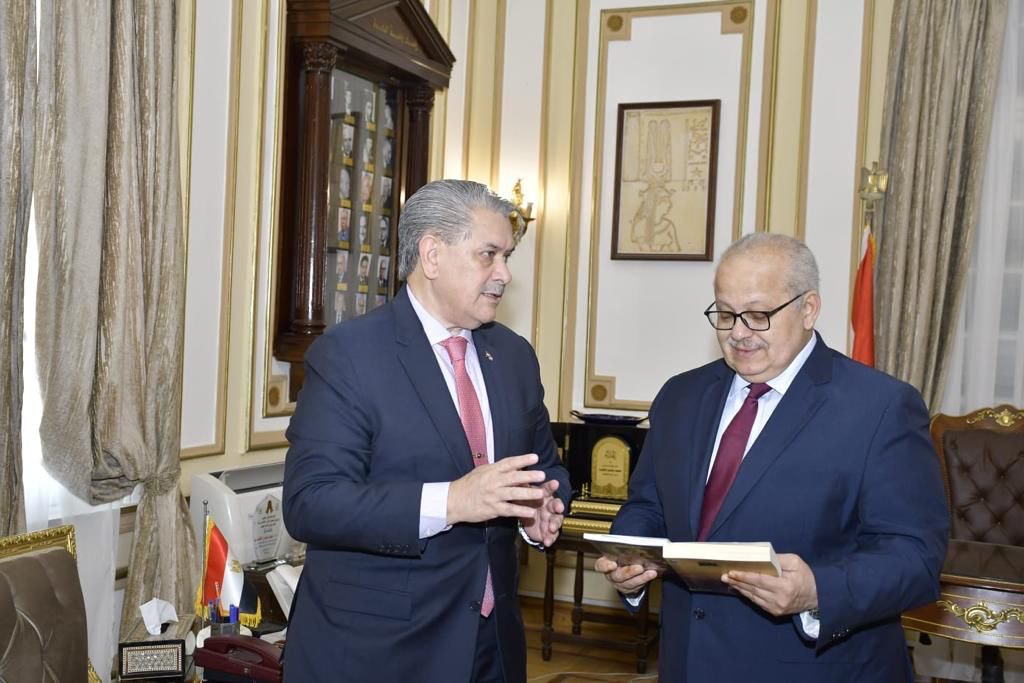  رئيس جامعة القاهرة يستقبل سفير باراجواى (3)