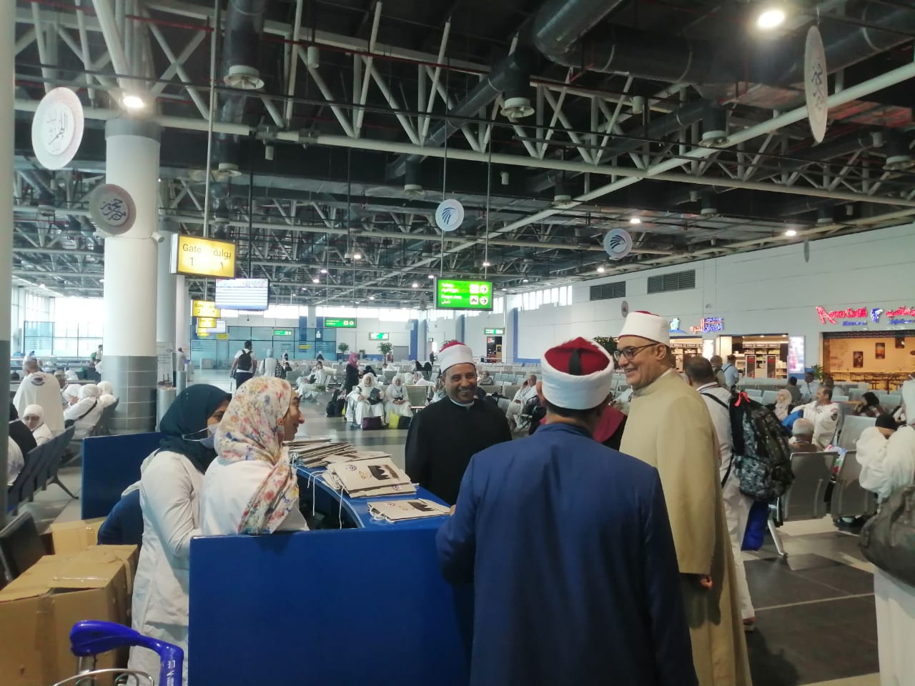  قوافل التوعية لحجاج بيت الله الحرام بمطار القاهرة الدولي (1)
