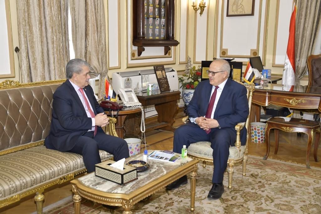  رئيس جامعة القاهرة يستقبل سفير باراجواى (1)