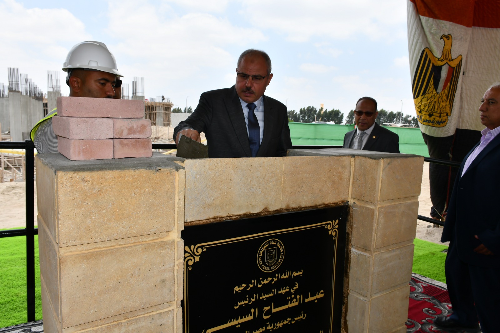 رئيس جامعة القناة يضع حجر الأساس للمبنى الجديد (2)
