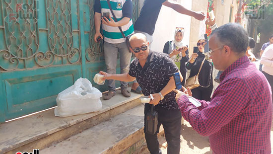 والد نيرة أشرف يوزع أرز بلبن أمام قبرها  (1)