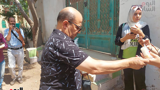 والد نيرة أشرف يوزع أرز بلبن أمام قبرها  (4)