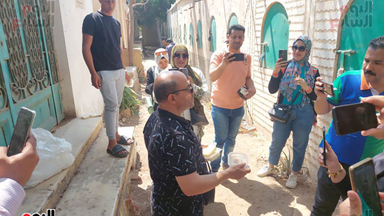 والد نيرة أشرف يوزع أرز بلبن أمام قبرها  (2)
