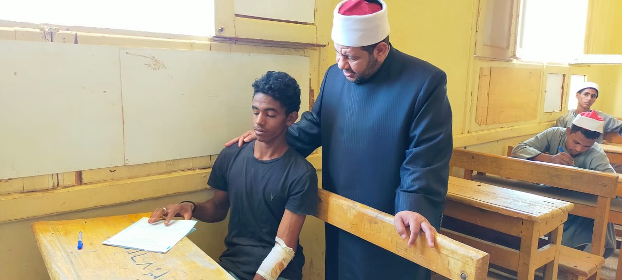 مدير منطقة أسوان الأزهرية يطمئن على طلاب الثانوية بعد تعرضهم لحادث (5)