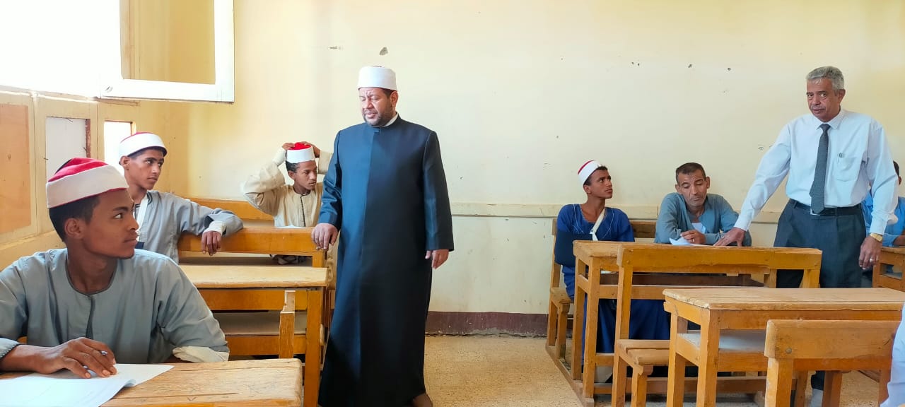 مدير منطقة أسوان الأزهرية يطمئن على طلاب الثانوية بعد تعرضهم لحادث (2)