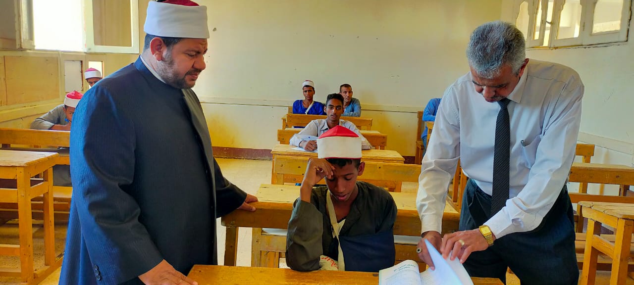 مدير منطقة أسوان الأزهرية يطمئن على طلاب الثانوية بعد تعرضهم لحادث (3)