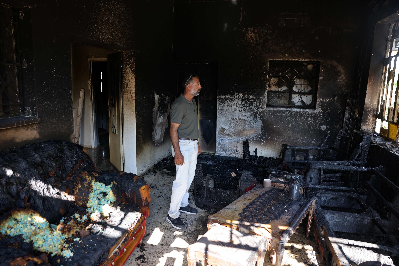 مستوطنون إسرائيليون يحرقون منازل الفلسطينيين في رام الله