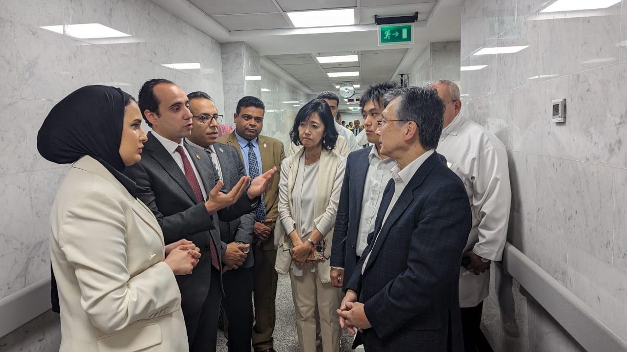 سفير اليابان بالقاهرة يزور مستشفي الكرنك الدولي (3)