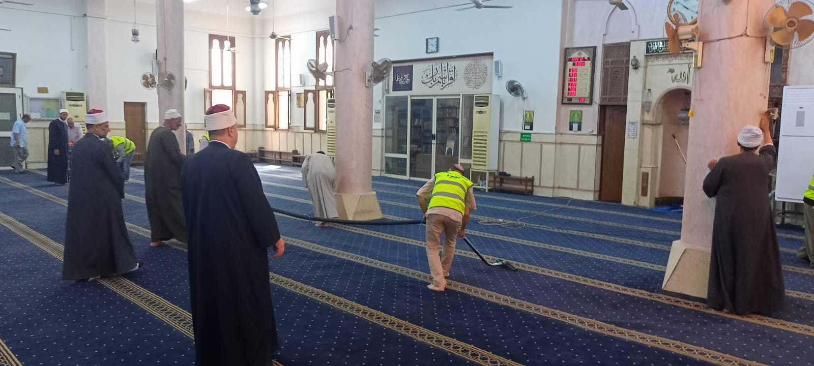 أوقاف الجيزة تطلق حملة موسعة لنظافة المساجد استعدادا لصلاة العيد (8)